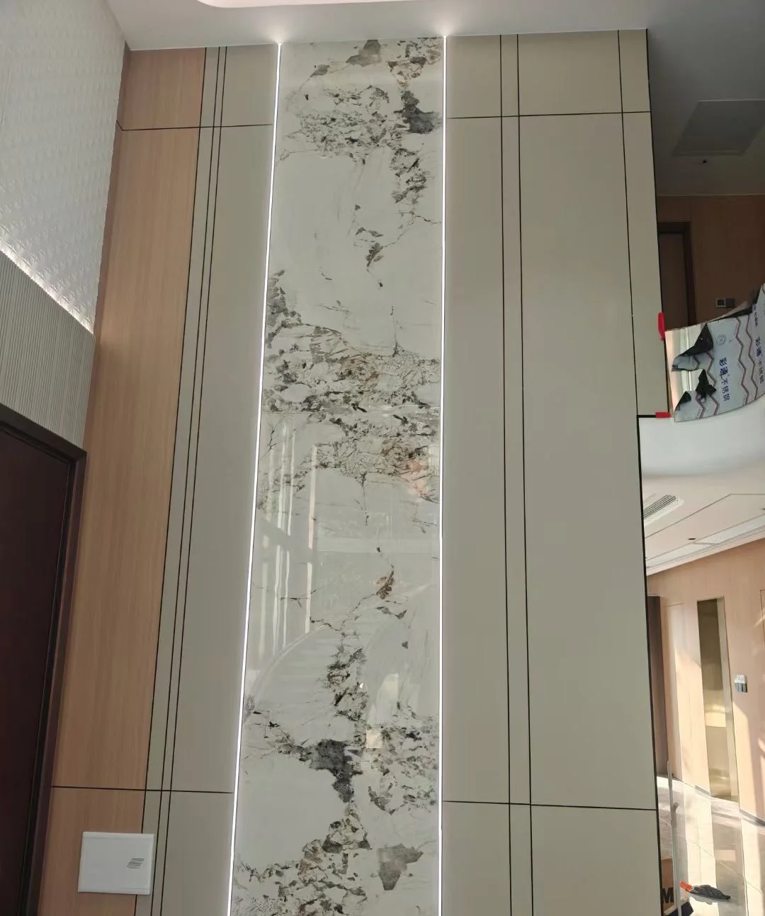 Book-matched stone-look feature wall detail